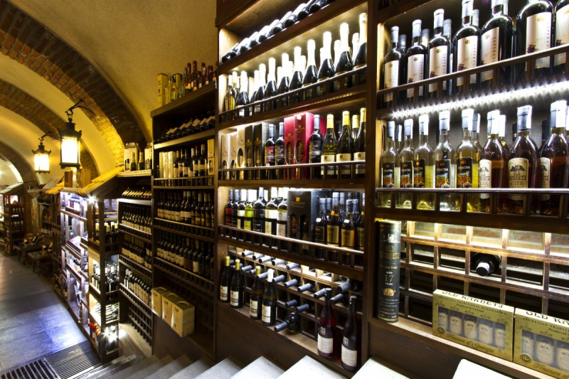 bar-LIEUCHE-min_world_street_travel_shop_canon_georgia_wine_bottles-429767
